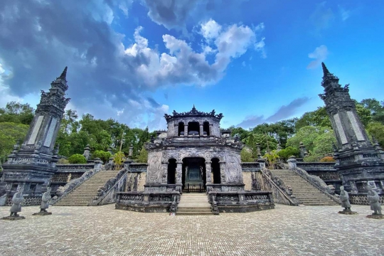 JOURNEY TO THE SUMMIT OF THIEN THO: WANDERING THROUGH THE MYSTERIOUS BEAUTY OF KHAI DINH'S MAUSOLEUM