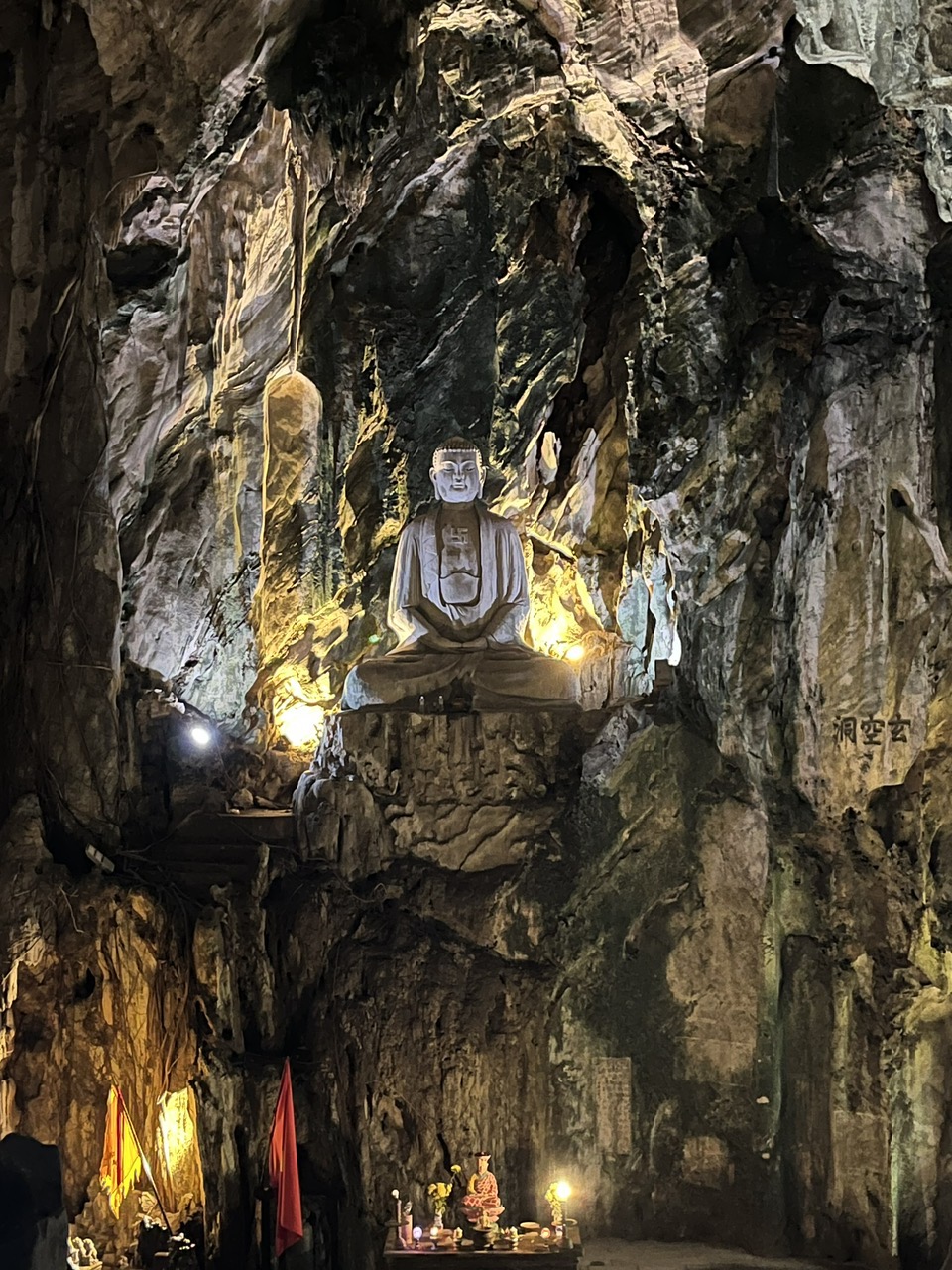 Cuevas en montaña de marmol
