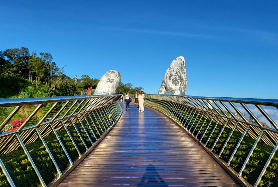 Puente de manos dorados