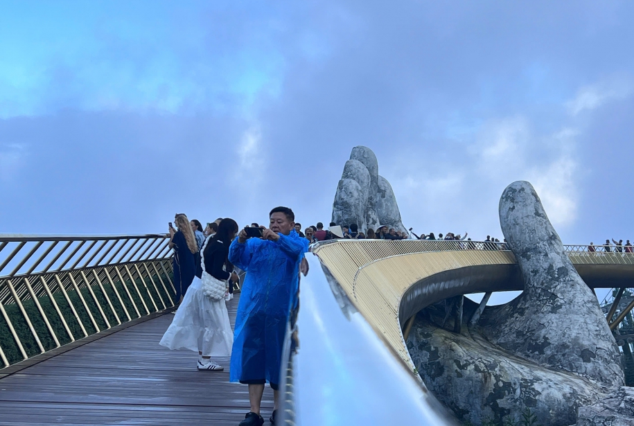 Puente de manos dorados