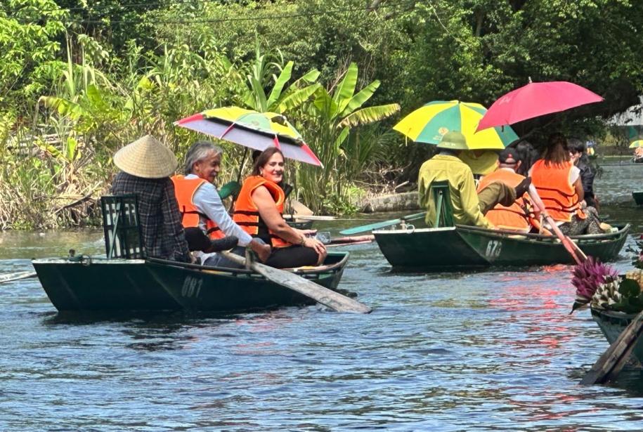 Excursión a Tam Coc y cueva Mua desde Ha Noi con Amigos Tours