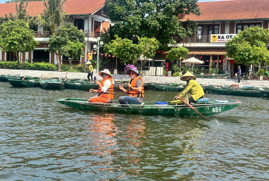 Excursión a Tam Coc y cueva Mua desde Ha Noi con Amigos Tours