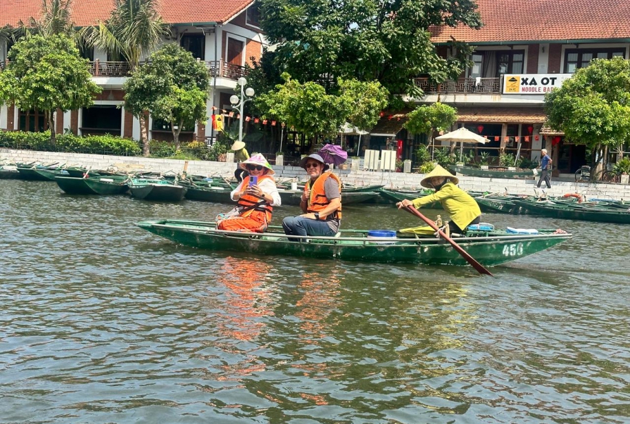 Excursión a Tam Coc y cueva Mua desde Ha Noi con Amigos Tours