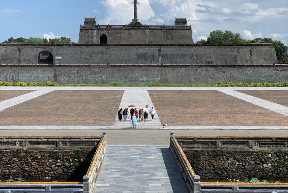 Torre de la bandera en ciudad imperial Hue
