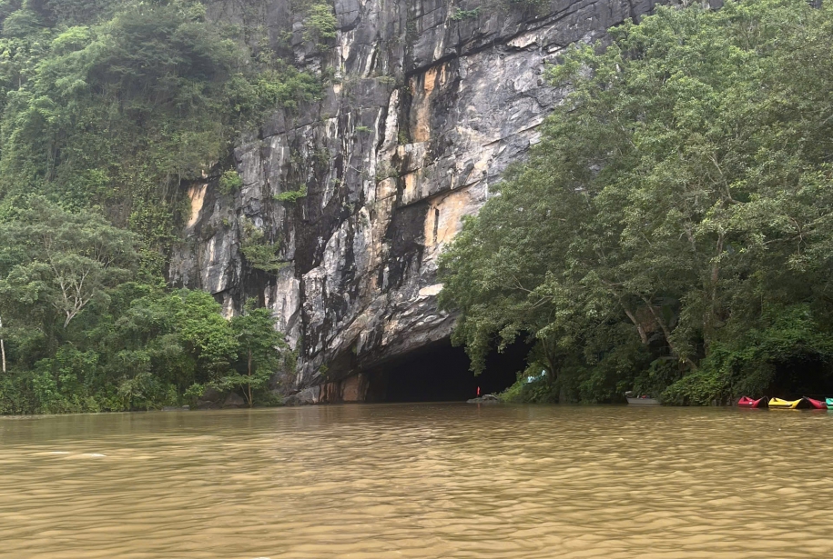 Tour de Hue a visitar Cueva Phong Nha 1 día – Tour en Grupo