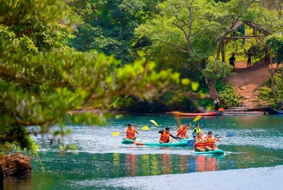 Excursion au Jardin Botanique et à la grotte Sombre
