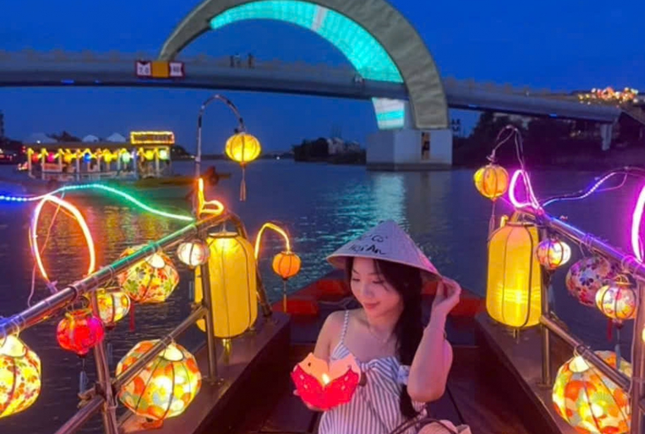Hoi An Lantern Making Workshop, Ancient Town Walk, Lantern Boat Ride & Memories Show Experience